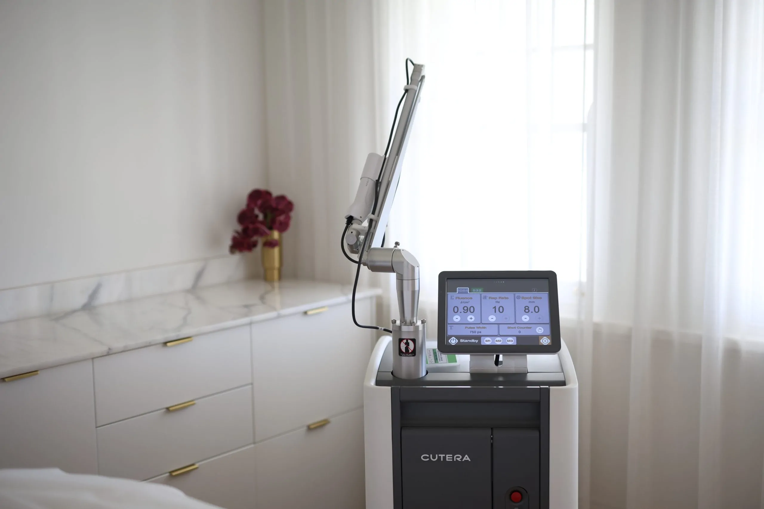 CUTERA Enlighten III Picosecond + Nanosecond Tattoo Removal Laser 1 CUTERA-Enlighten-III-Picosecond